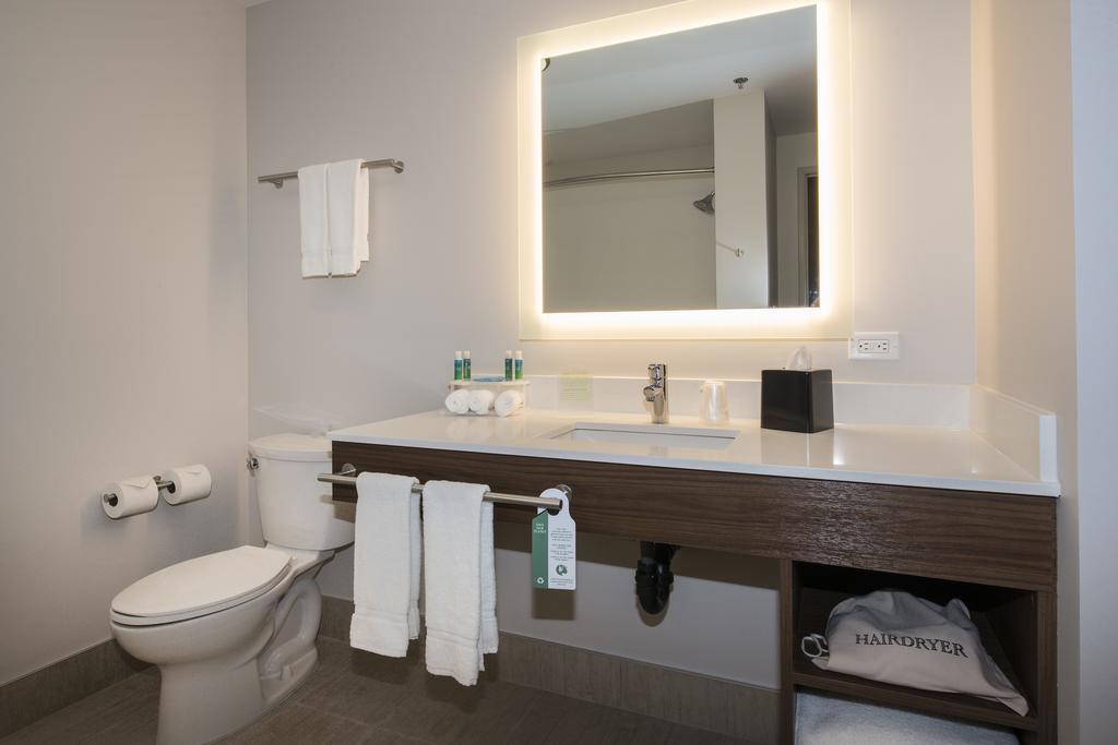 Holiday Inn Express & Suites Victoria-Colwood By Ihg Лангфорд Экстерьер фото