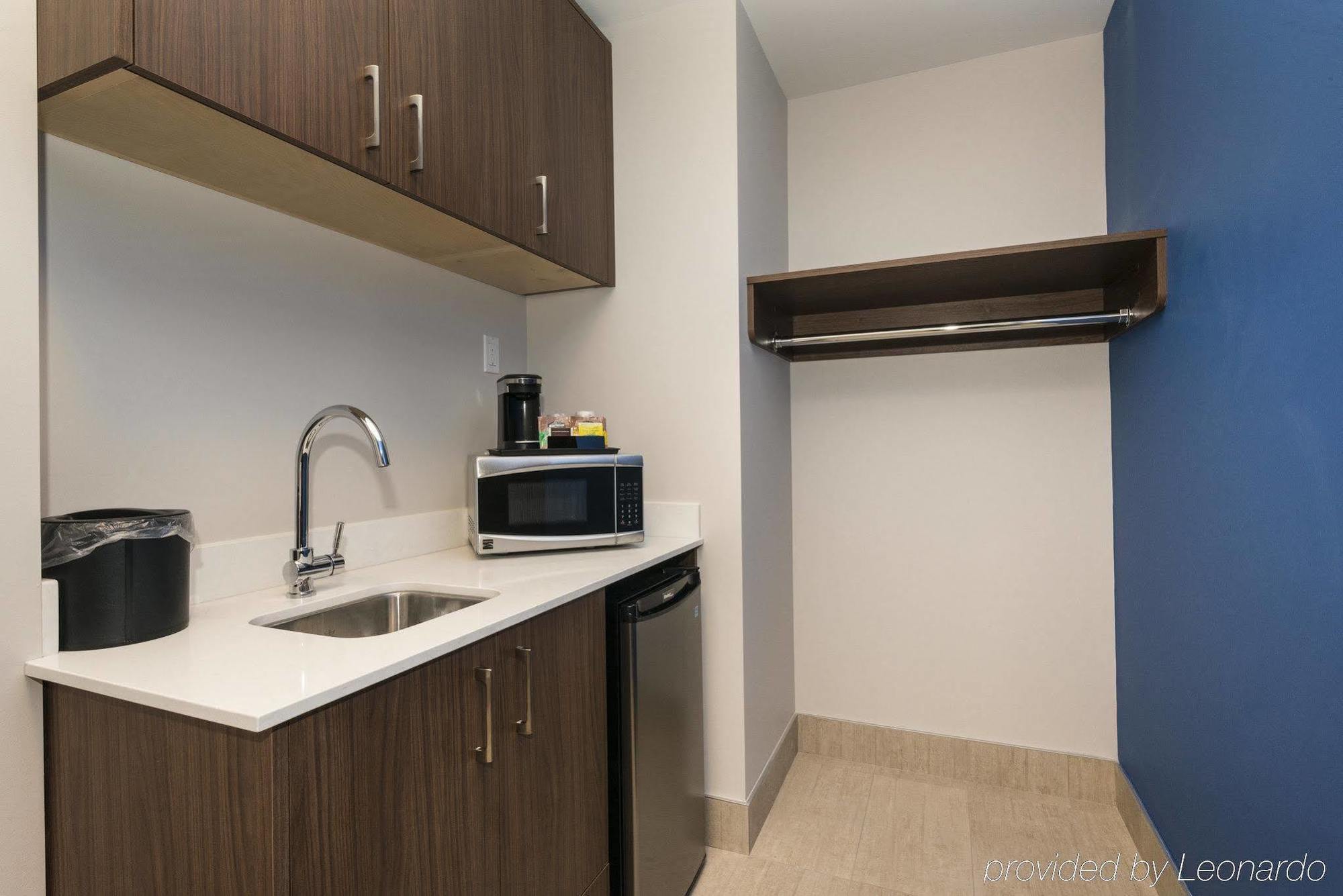 Holiday Inn Express & Suites Victoria-Colwood By Ihg Лангфорд Экстерьер фото